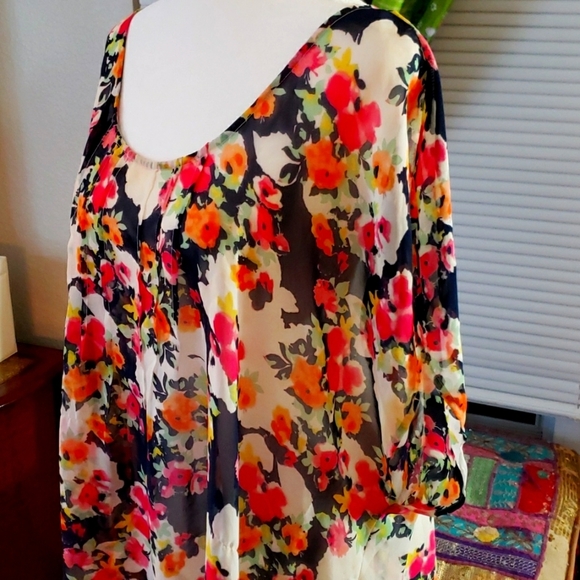 SLEEVELESS Sheer Top - Picture 2 of 6